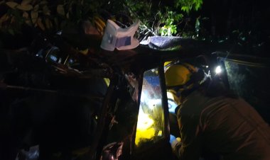 Carro capota próximo ao Bezerra e deixa três pessoas feridas