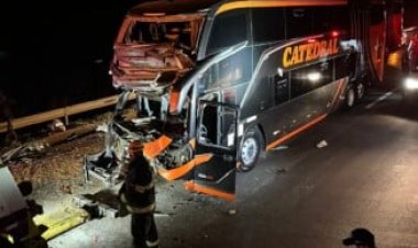 Três pessoas ficam feridas em acidente entre ônibus e carreta na BR-040, em Cristalina