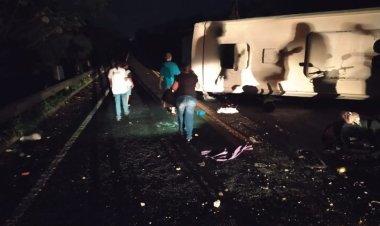 Micro-ônibus da Prefeitura de Aragarças capota e deixa uma vítima fatal e nove feridos