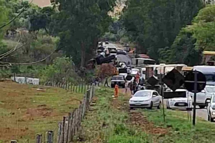 Trem de carga atinge ônibus e mata ao menos uma pessoa no DF