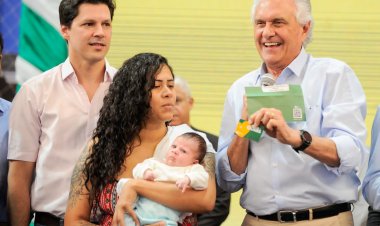 Em Cidade Ocidental, Governo de Goiás entrega mais de mil cartões sociais