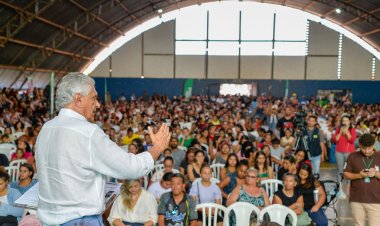 "Obras são importantes, mas em primeiro lugar tem de vir o cidadão", diz Caiado ao entregar benefícios do Goiás Social no Entorno do DF