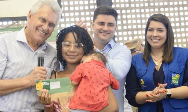Goiás Social entrega mais de 10 mil cartões do Mães de Goiás e Dignidade durante Feirão de Empregos na Praça Cívica