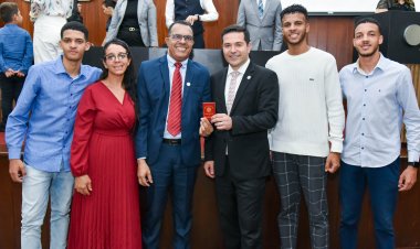 OAB-GO entrega carteiras profissionais a dezenas de novos advogados e advogadas