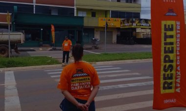 Pedestres relatam falta de respeito à faixa e elogiam campanha