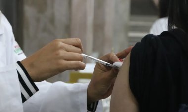 Saúde monitora novas variantes e reforça vacinação contra Covid-19