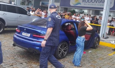 Jovens encontrados mortos passaram mal por 4h em BMW e suspeitaram de cachorro-quente