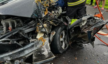 Colisão frontal entre carro de passeio e ônibus deixa duas pessoas feridas na BR-020