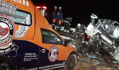 Acidente entre caminhão e ônibus de turismo na Bahia deixa 25 mortos
