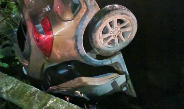 Motorista erra retorno e cai em bueiro em Formosa