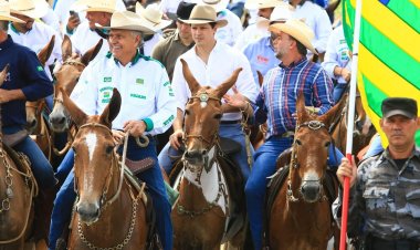 Caiado valoriza tradição e participa de desfile de muladeiros em Goiânia