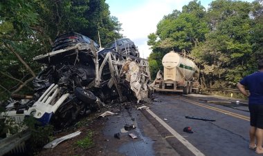 Carretas batem de frente na BR-020 e deixam duas vítimas fatais