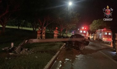 Jovens são levados ao hospital após baterem BMW em poste no DF