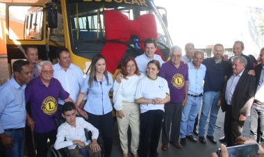 Daniel Vilela entrega micro-ônibus para escola que atende alunos com deficiência em Jataí