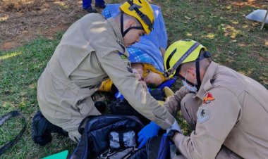 Helicóptero cai em lagoa em Goiás e três ocupantes ficam feridos