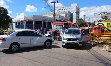 Acidente entre carros no centro de Formosa deixa duas pessoas feridas
