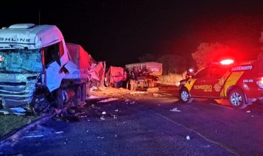 Colisão frontal entre carretas na BR-020 deixa motorista gravemente ferido