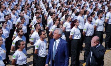 Caiado promove 504 policiais civis e assina decretos de nomeações