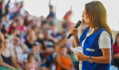 Gracinha Caiado entrega cartões do Aluguel Social, em Alexânia