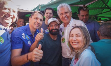 Leandro Vilela e Caiado dialogam com a população na feira do Garavelo, em Aparecida