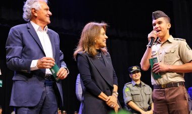 Caiado e Gracinha entregam 75 mil cartões do Bolsa Uniforme a estudantes de colégios militares