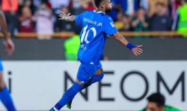 Neymar marca na volta aos gramados