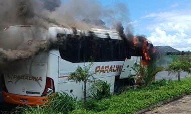 Ônibus pega fogo em frente a Barreira da Polícia Rodoviária e PMs resgatam 25 passageiros em Caldas Novas