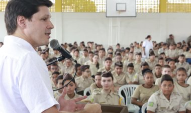 "Vamos continuar avançando para garantir um futuro ainda melhor aos jovens", afirma Daniel Vilela na entrega de escola reconstruída no Entorno
