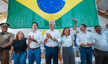 Caiado entrega 17,6 mil novos cartões do Bolsa Uniforme a estudantes de CEPMGs