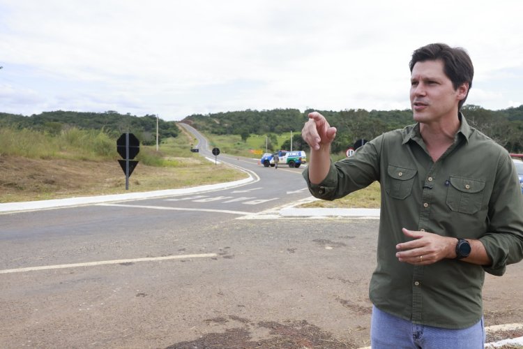 "Neste governo, obra tem começo, meio e fim", diz Daniel Vilela em entregas no interior