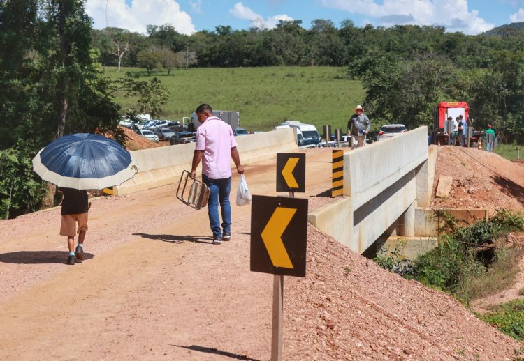 "Neste governo, obra tem começo, meio e fim", diz Daniel Vilela em entregas no interior