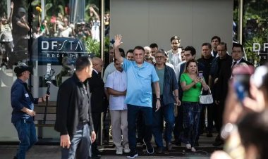 Jair Bolsonaro recebe alta após três semanas internado por cirurgia no intestino