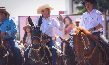 Festa celebra o agro, diz Caiado em cavalgada que abre a 78ª Exposição Agropecuária