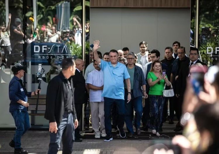 Jair Bolsonaro recebe alta após três semanas internado por cirurgia no intestino