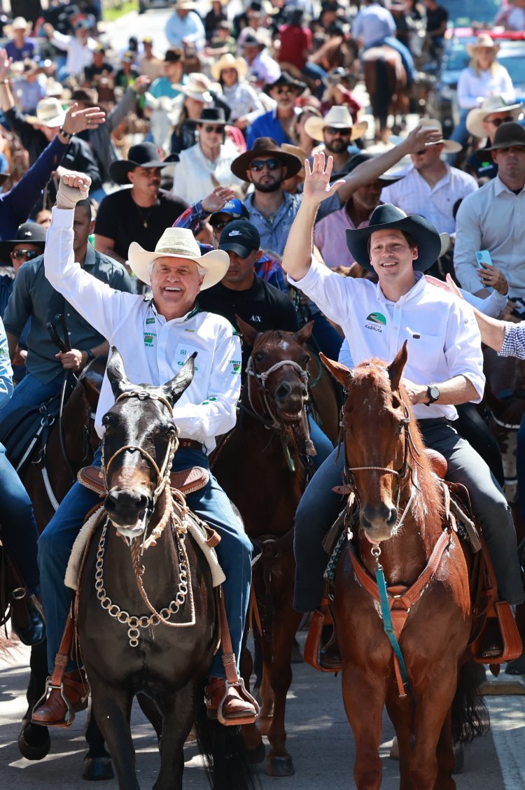 “Nossa pecuária sempre foi referência”, diz Daniel Vilela em cavalgada que marca abertura da festa