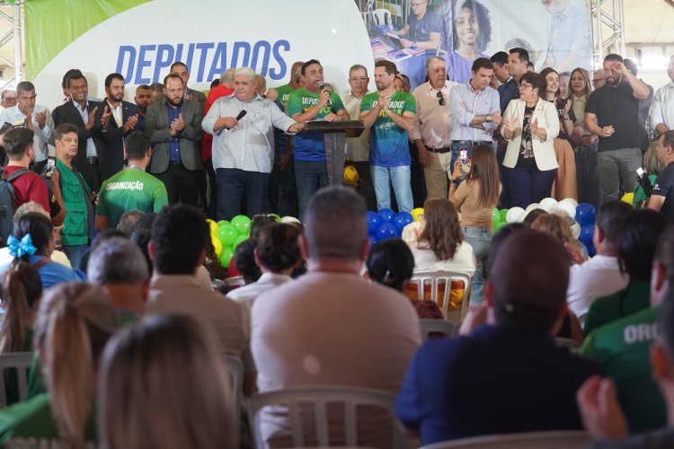 6ª edição do “Deputados Aqui” leva serviços gratuitos e homenagens à população de Formosa (GO)