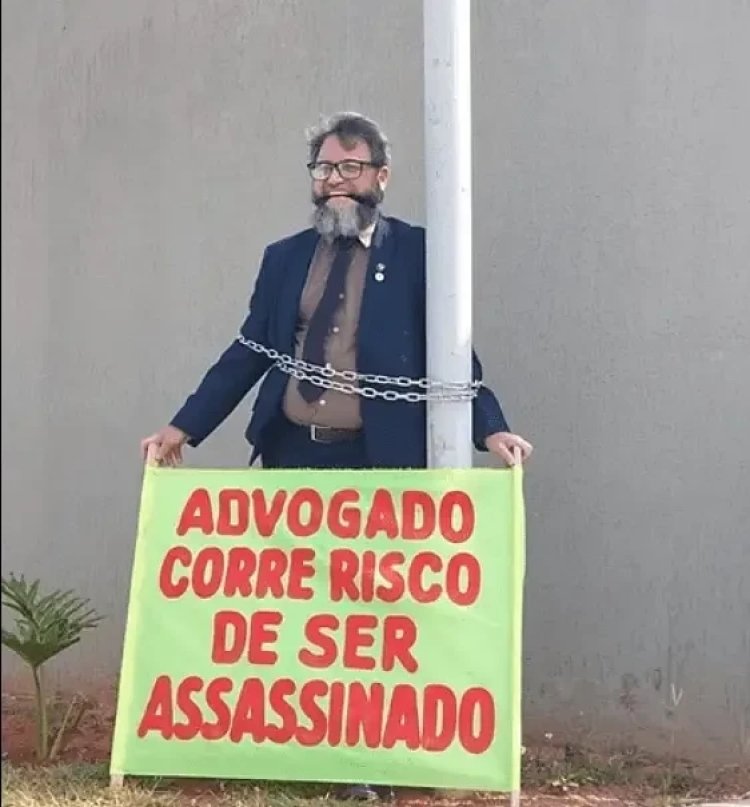 Advogado se acorrenta em frente à ONU no DF e alega perseguição da Marinha