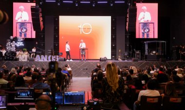 Caiado prestigia aniversário de 10 anos de fundação da Igreja Impactados em Goiânia