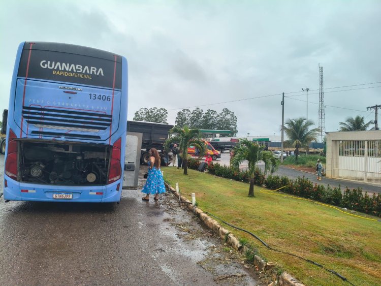 Colisão entre caminhão e ônibus deixa três pessoas feridas na BR-020, em Formosa