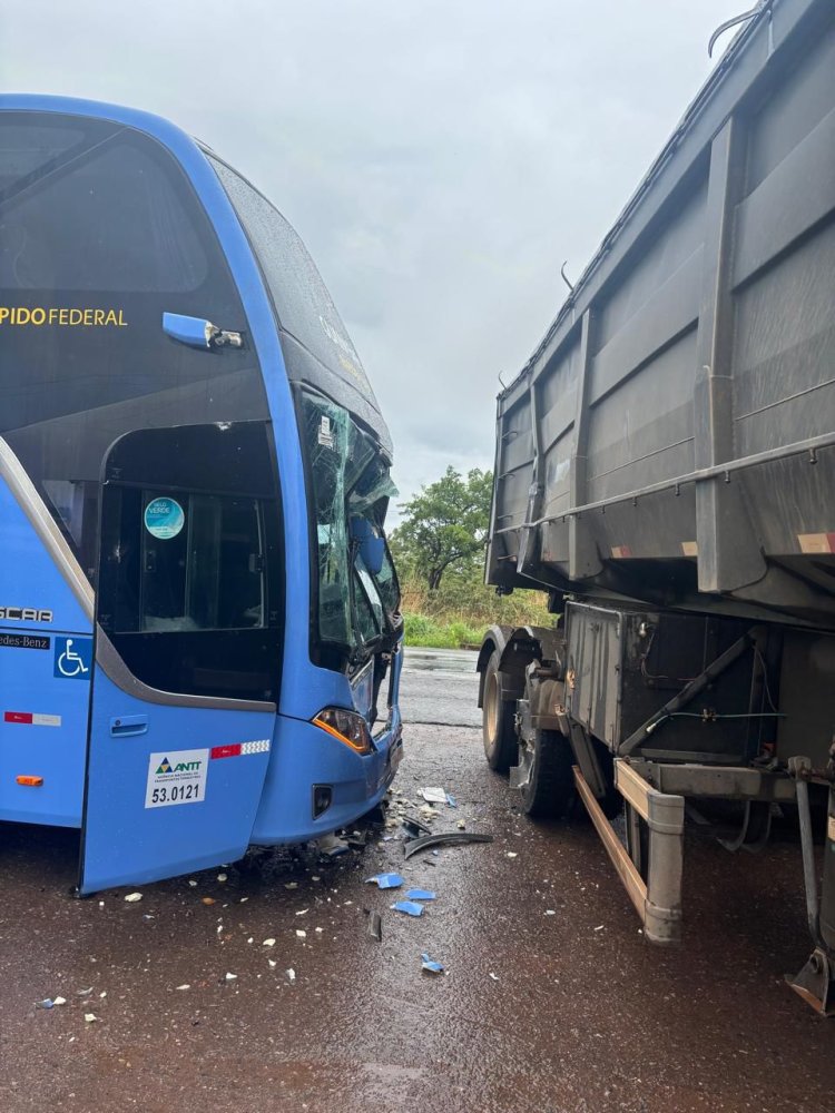 Colisão entre caminhão e ônibus deixa três pessoas feridas na BR-020, em Formosa
