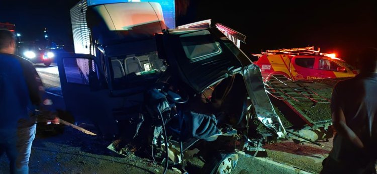 Colisão entre três caminhões deixa dois feridos graves na BR-020, em Formosa
