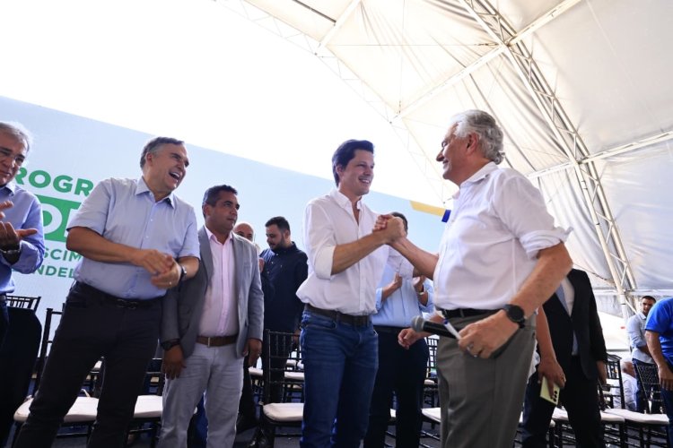 Caiado e Daniel Vilela entregam mais de 200 veículos a cidades goianas