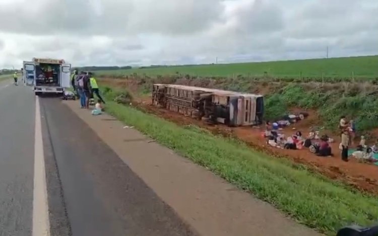 Ônibus com 48 passageiros tomba na BR-050 e deixa cerca de 10 feridos graves em Goiás