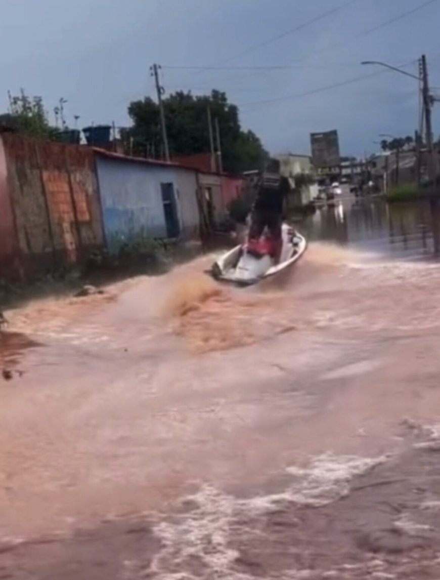 Vídeo de moto aquática em rua alagada de Planaltina de Goiás alcança 1 milhão de visualizações