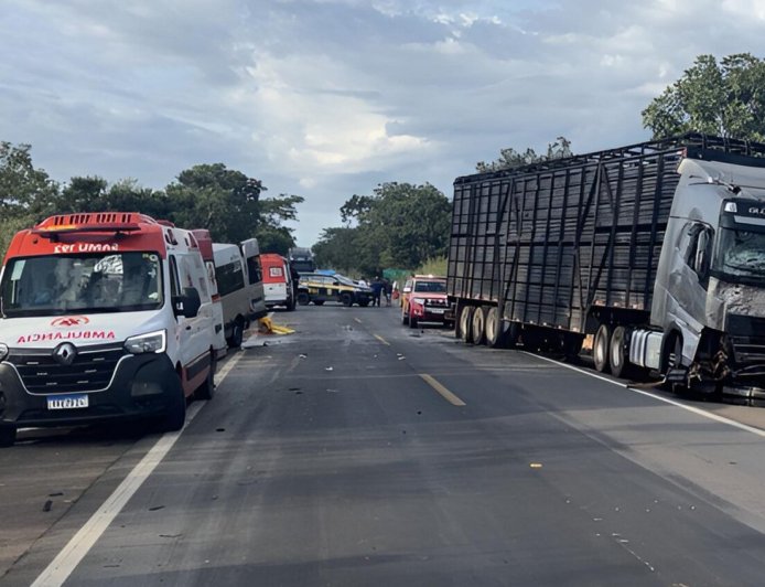 Grave acidente entre van, camionete e caminhão deixa oito mortos na BR-020