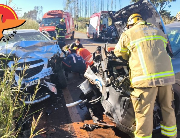 Acidente com quatro veículos deixa feridos na GO-430, em Formosa