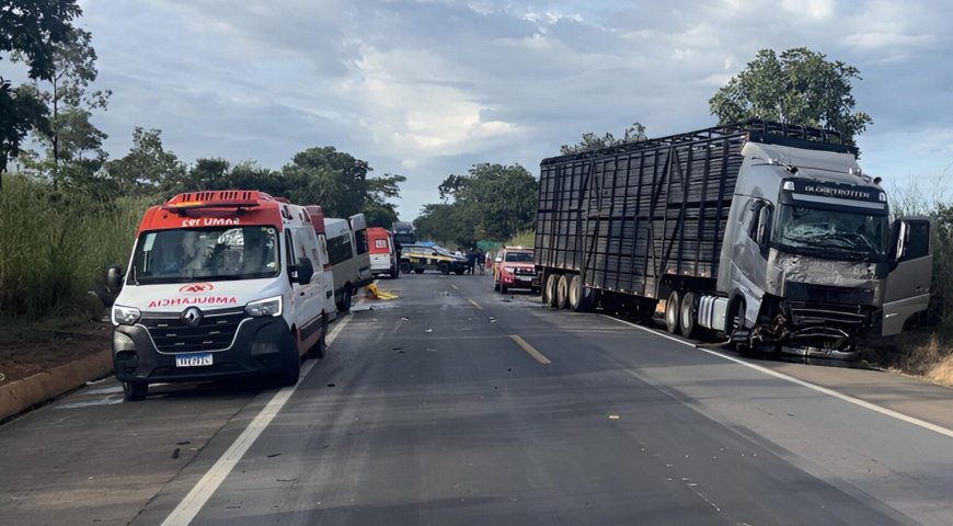 Grave acidente entre van, camionete e caminhão deixa oito mortos na BR-020