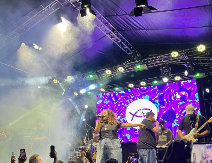 Com apresentação de Colo de Deus, Festa do Divino Espírito Santo reúne milhares de fiéis em Formosa