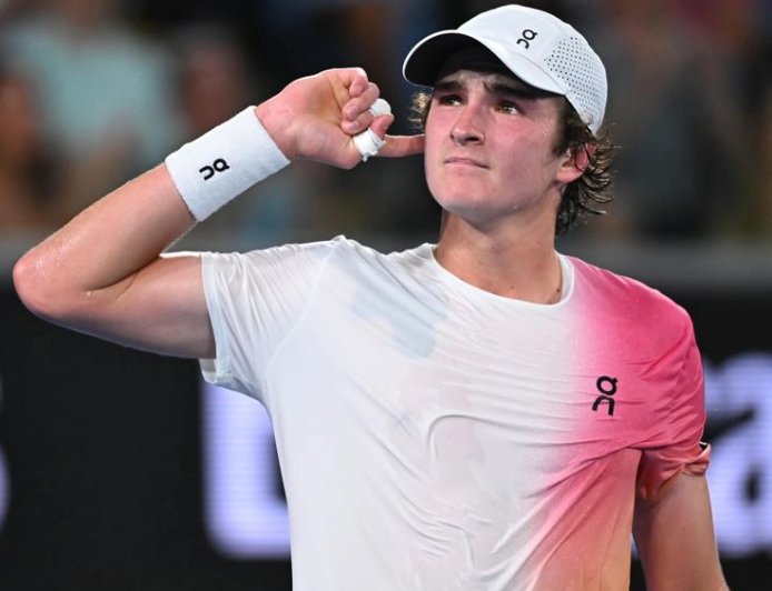 João Fonseca faz história em Roland Garros com virada épica sobre Djokovic