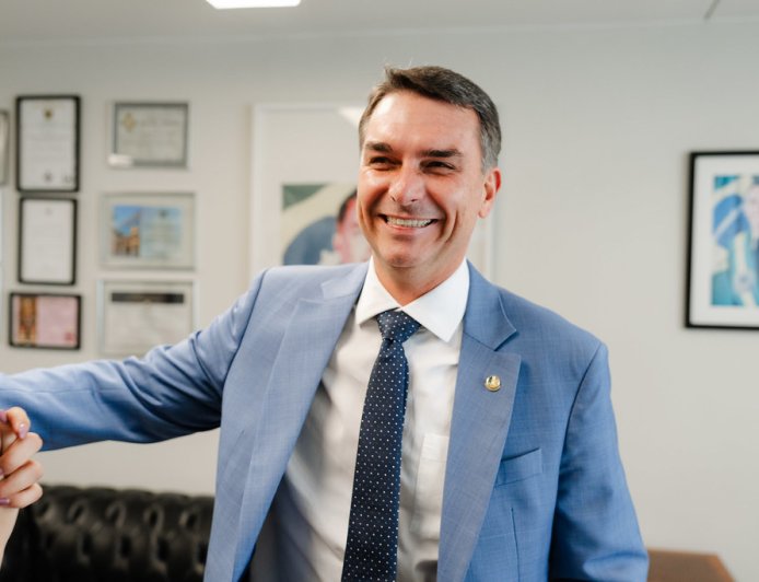 Flávio Bolsonaro rebate Lula após falas sobre classificação do PCC e CV como terroristas pelos EUA